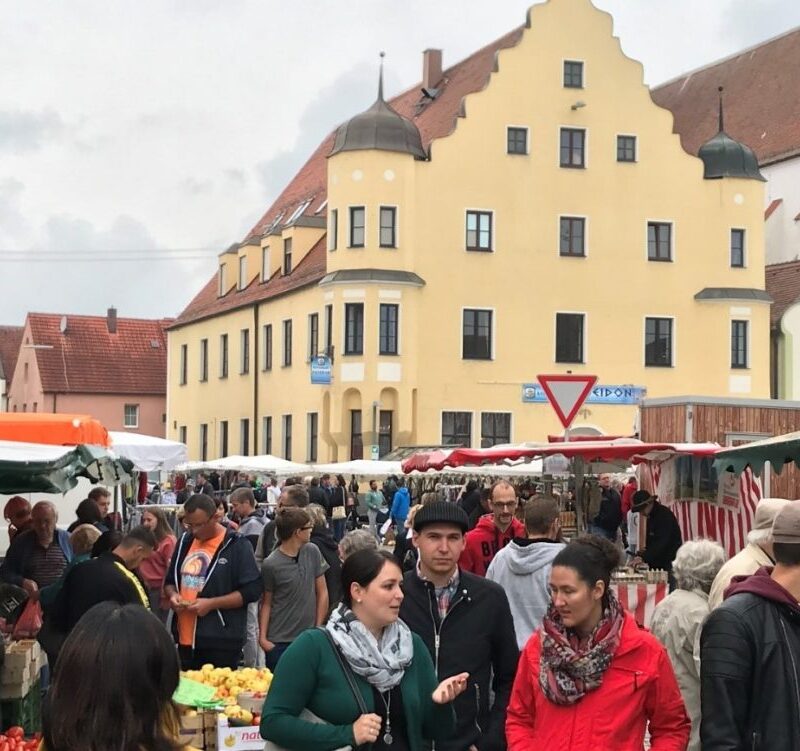 Buntes Markttreiben (Foto: Sonja Gastl, Stadt Höchstädt)